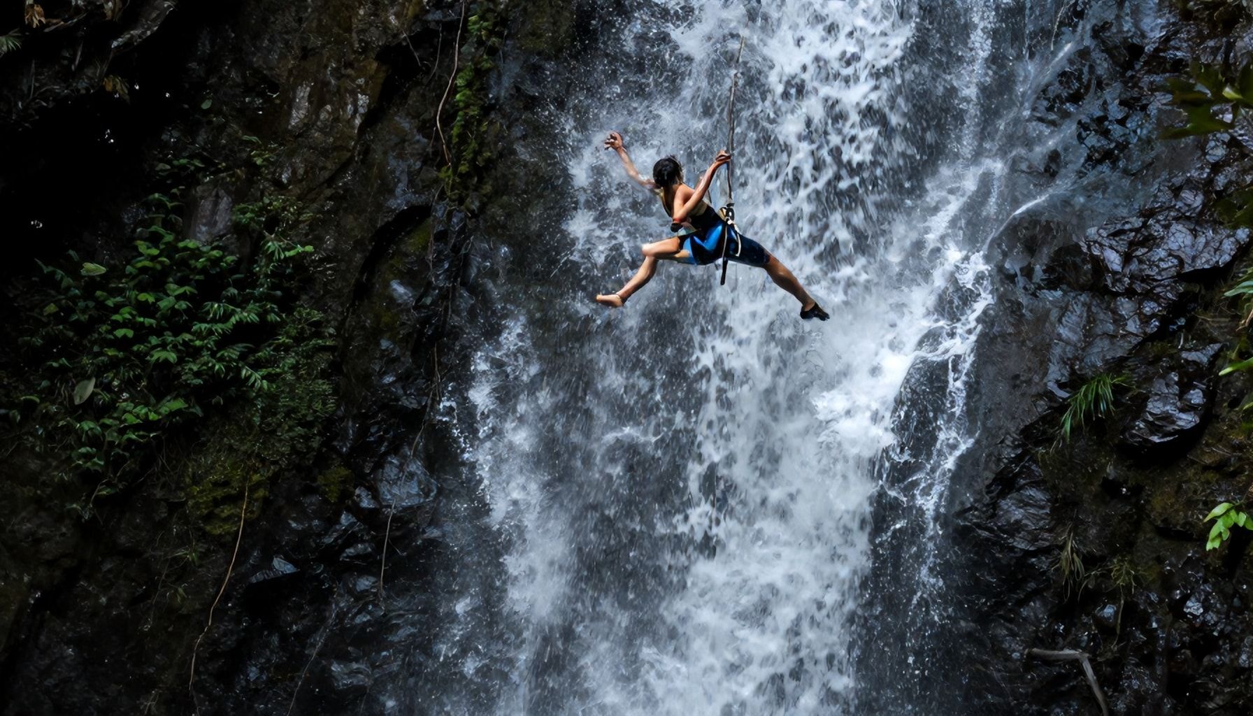 El peligroso salto del agua en cascada