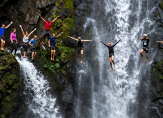 15 personas rescatadas tras salto del agua en cascada de 50 metros