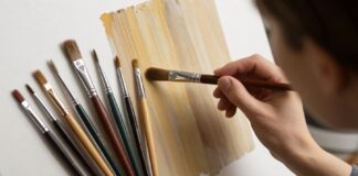 Un pintor aficionado utiliza 27 pinceles diferentes para crear su obra maestra