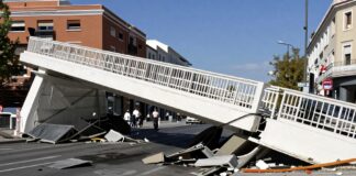 Un puente blanco de 15 metros de altura se desmorona en Madrid.