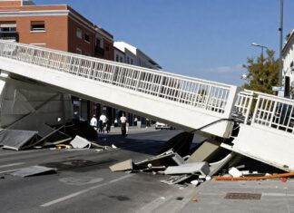 Un puente blanco de 15 metros de altura se desmorona en Madrid.
