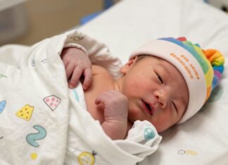 La primera bebe arcoiris del mundo nace en un hospital de California, 5 de marzo de 2023