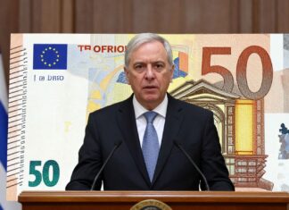 El gobierno de Grecia aprueba un plan para reducir la deuda pública en 30 mil millones de euros.