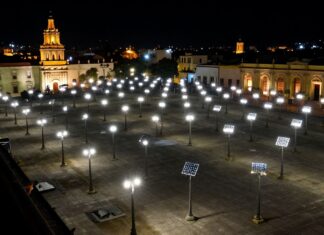 El Zócalo de Oaxaca se ilumina con 100 luces de energía solar.