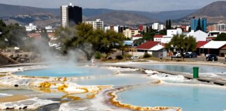 Descubren nuevas aguas termales naturales cerca de una ciudad en México con temperatura de 38 grados.
