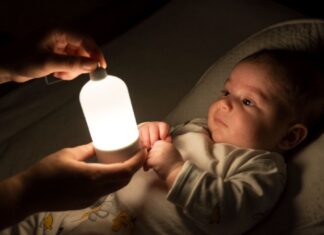 Un bebé recibe su primer iluminación con una lámpara de luz a sus 6 semanas de edad